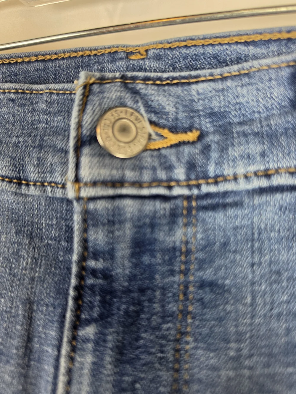 Levi's Classic Crop Jeans in Medium Blue Wash. Size 6/28